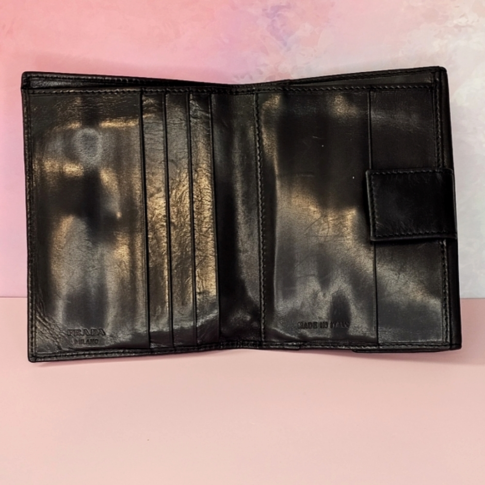 ๐งPrada Logo Plate BUTTER Soft Leather Bi-Fold Vintage Black Wallet๐ง - Picture 3 of 16